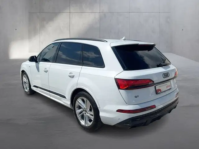 Audi Q7 view 5