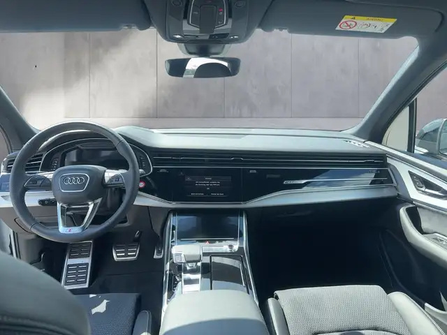 Audi Q7 view 10