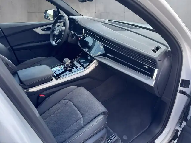Audi Q7 view 13