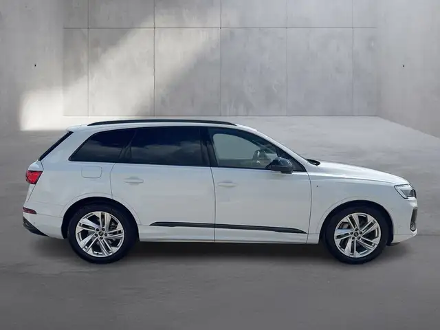 Audi Q7 view 8