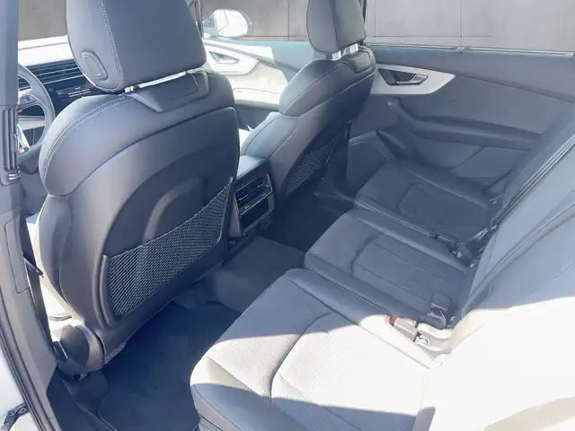 Audi Q7 view 12