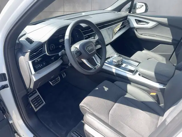Audi Q7 view 11