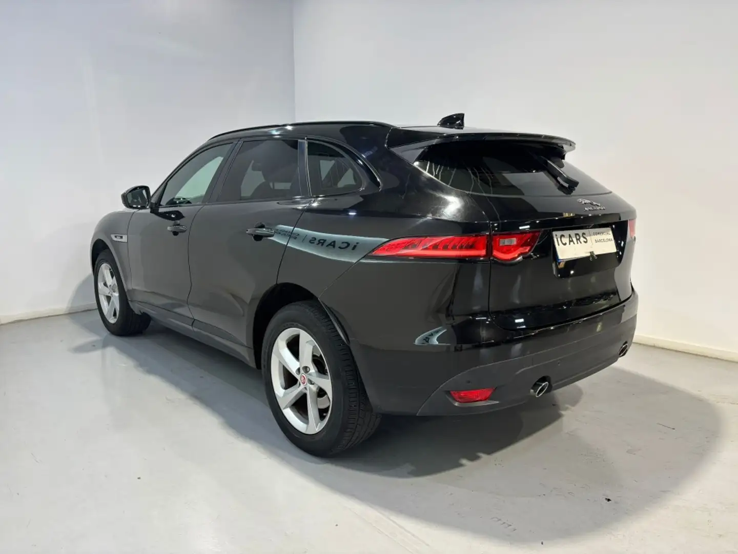 Jaguar F-Pace 2.0i4D Portfolio Aut. AWD 240 Noir - 2