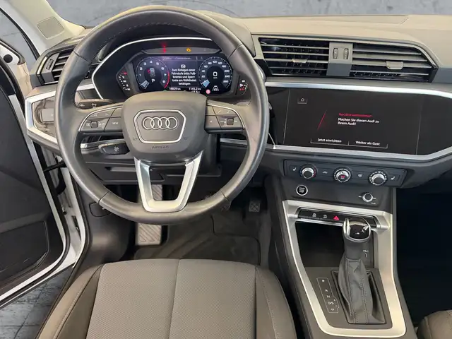 Audi Q3 view 9