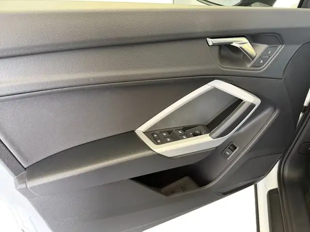 Audi Q3 view 15