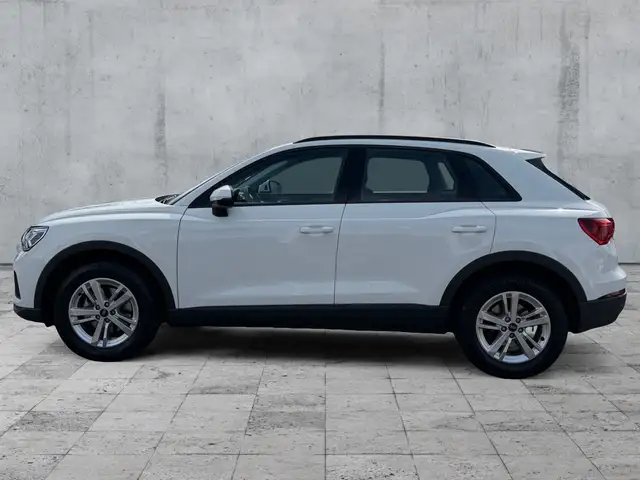 Audi Q3 view 4