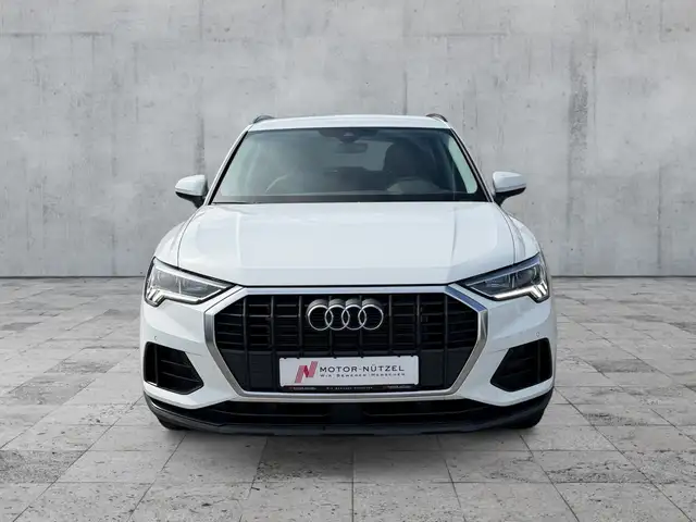 Audi Q3 view 3