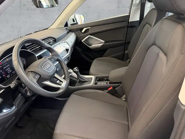 Audi Q3 view 12
