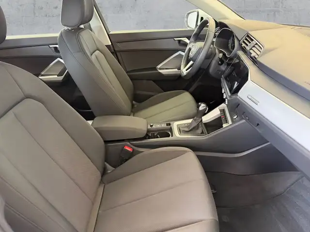 Audi Q3 view 13