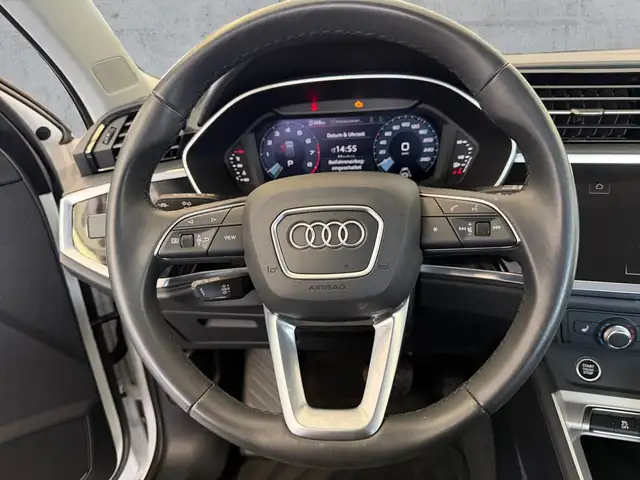 Audi Q3 view 10