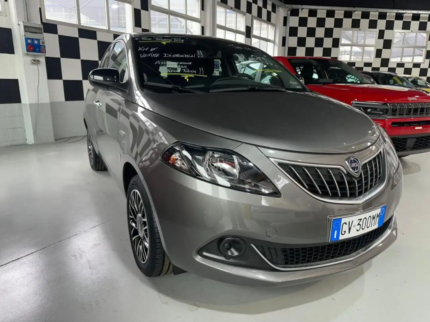 Lancia Ypsilon 1.0  5 porte Hybrid Platino Gris - 1