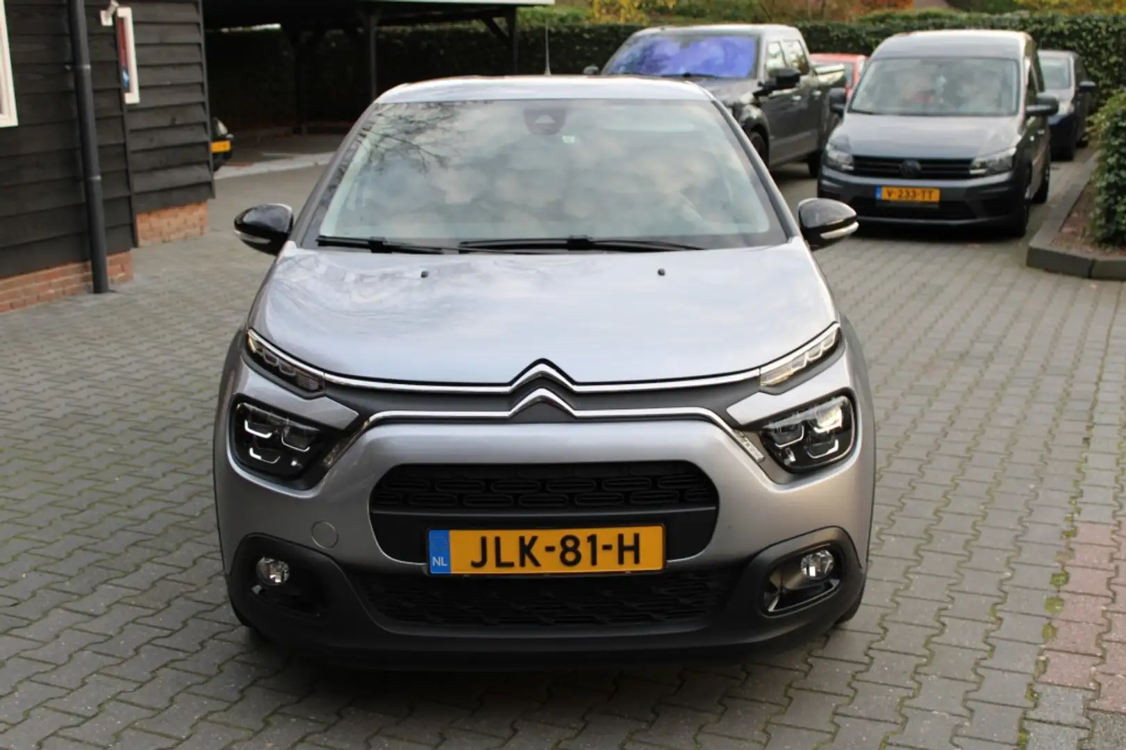 Citroen C3 1.2 PureTech Shine - Carplay Navi DAB Stoelverwarm Grigio - 2