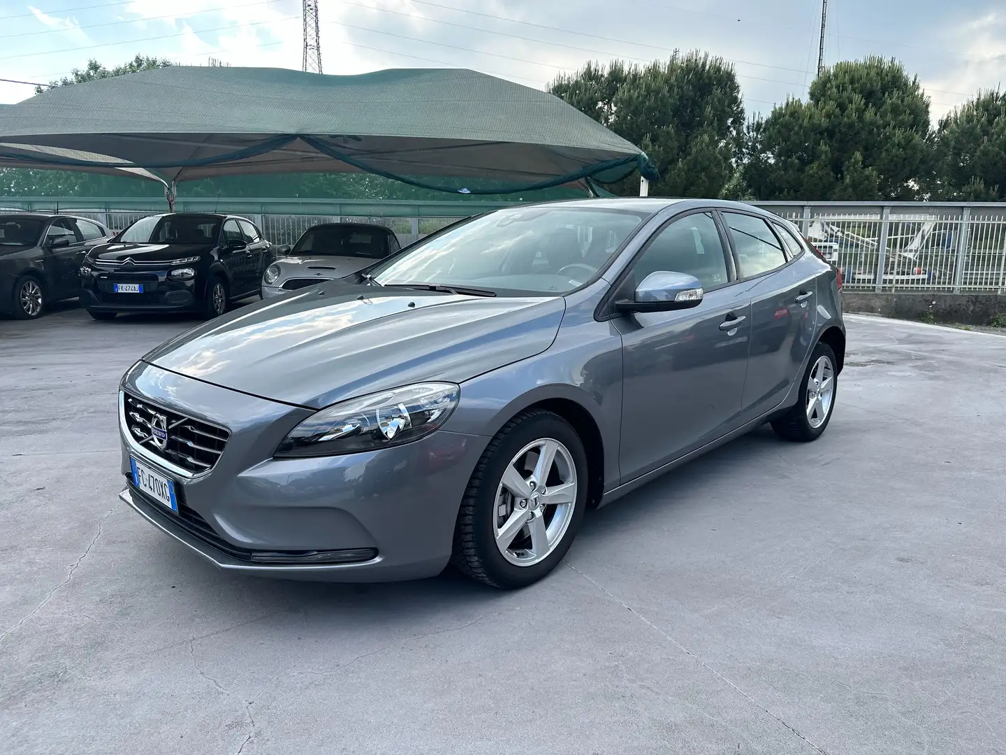 Volvo V40 V40 2.0 d2 Momentum geartronic Gris - 1