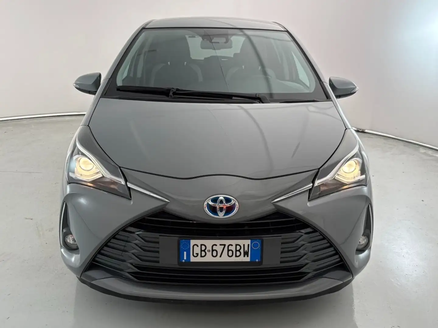 Toyota Yaris 5 Porte 1.5 VVT-i Hybrid Trend Red Edition Grigio - 2