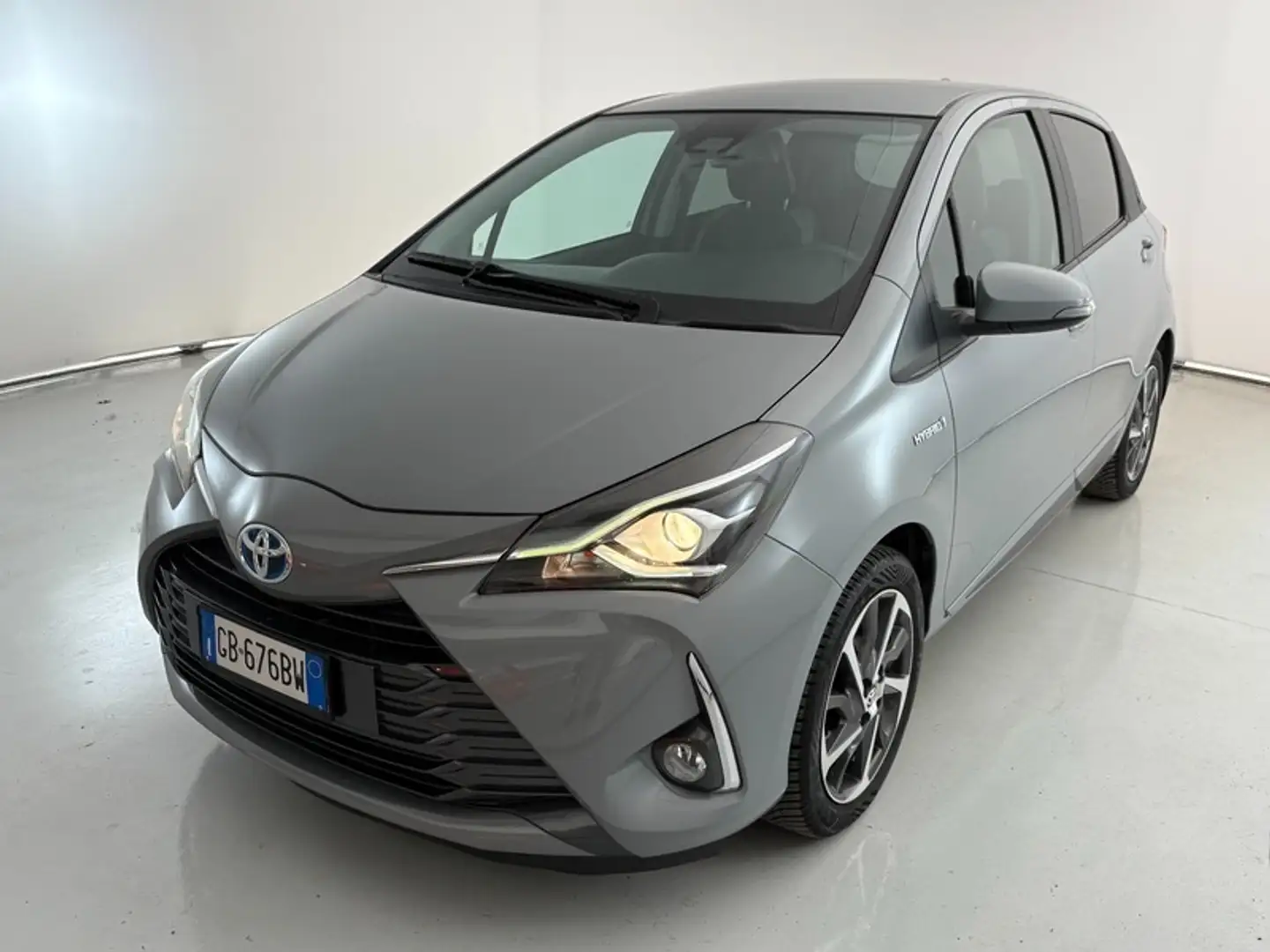 Toyota Yaris 5 Porte 1.5 VVT-i Hybrid Trend Red Edition Grigio - 1