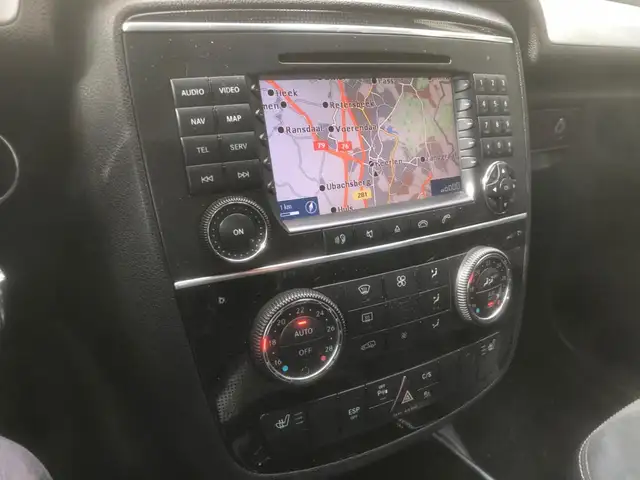 Mercedes-Benz R-Class view 8