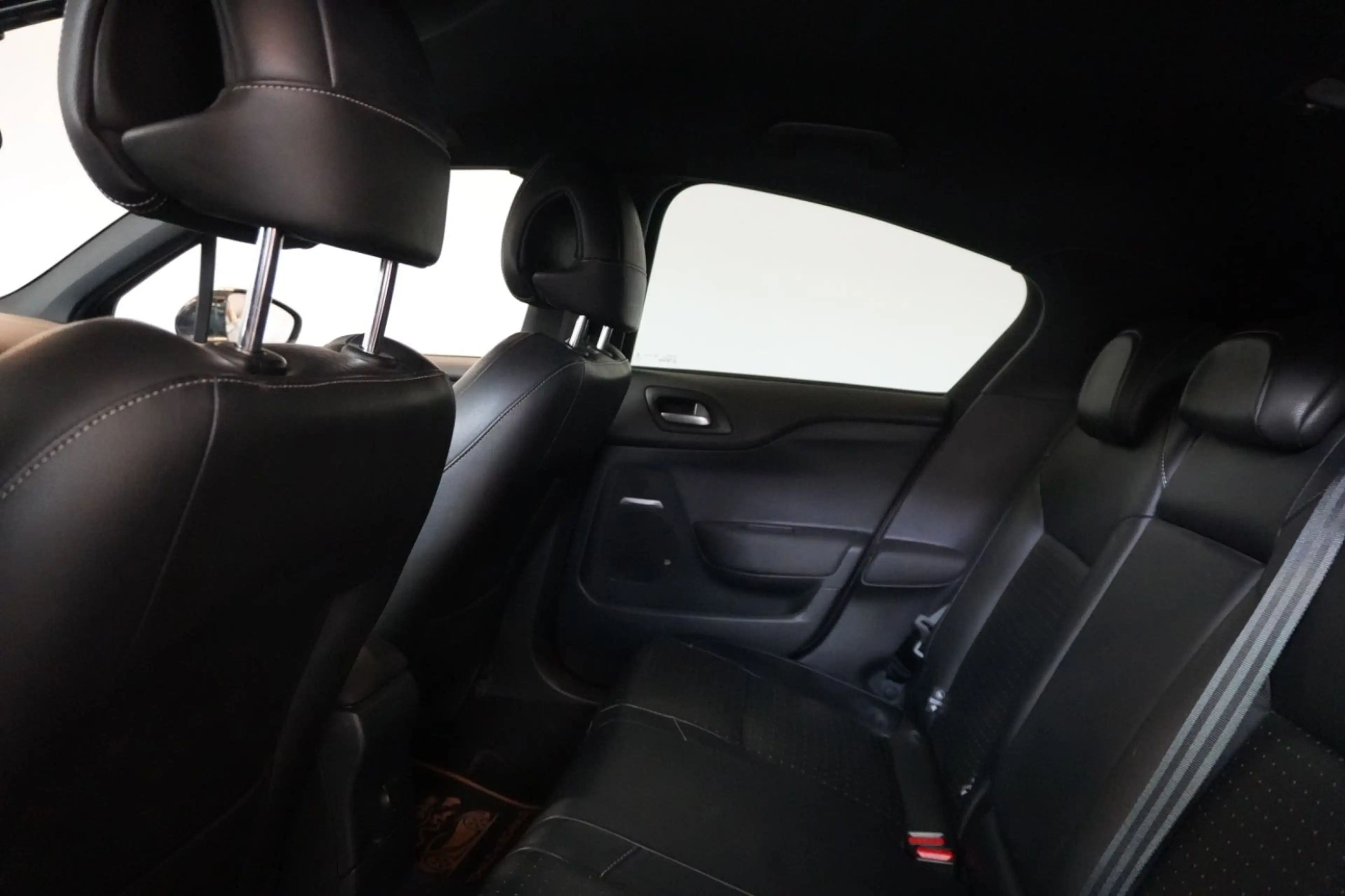 DS Automobiles DS 4 Crossback 2.0 Blue-HDi PDC Stz — photo 13