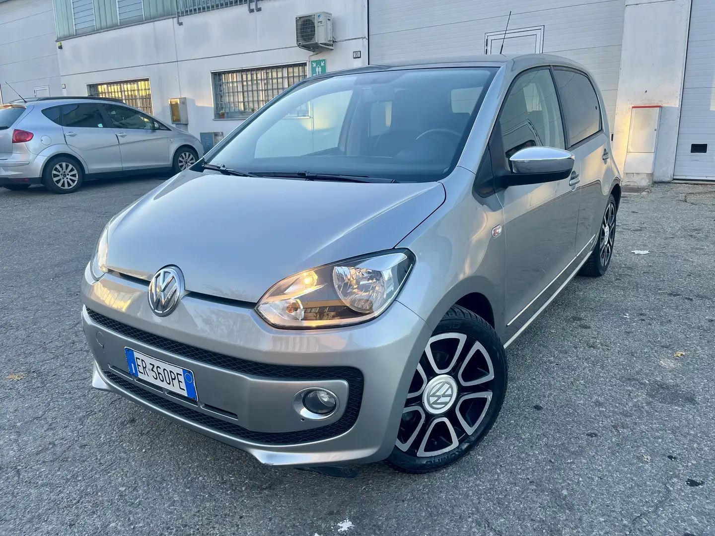 Volkswagen up! 1.0benz cambio automatico per neopatentati - 1