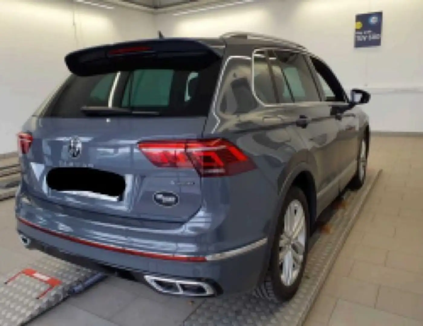 Volkswagen Tiguan R-Line 2.0TDI 147kW*Matrix*AHK*PANO*LEDER Grau - 2