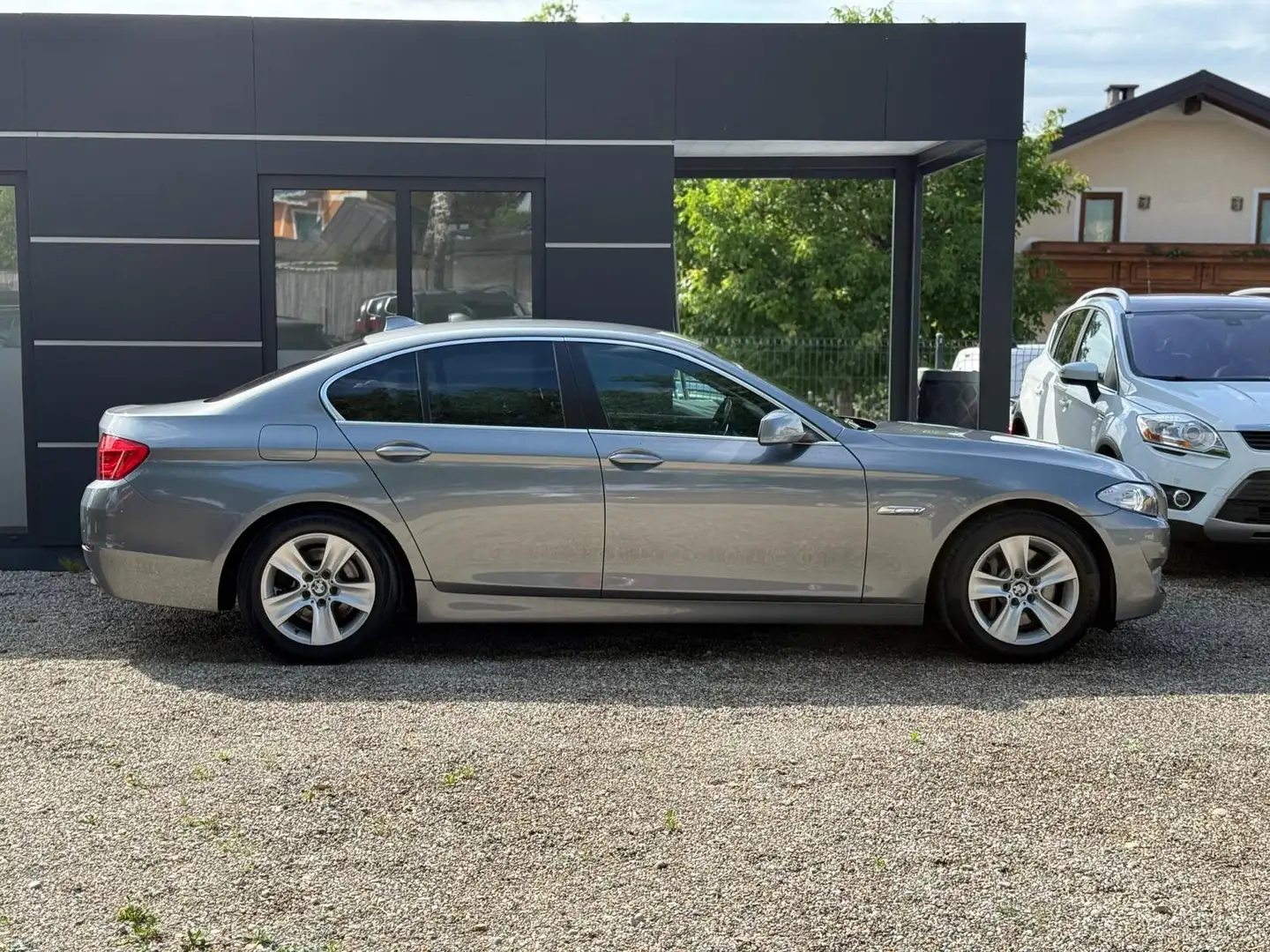 BMW 525 525d xDrive Automatik siva - 2