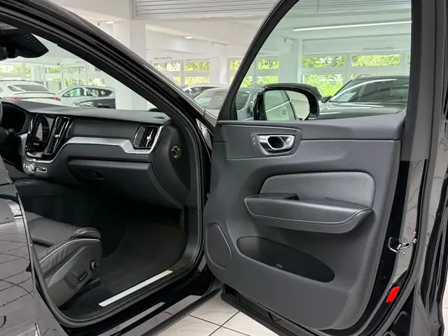 Volvo XC60 view 8