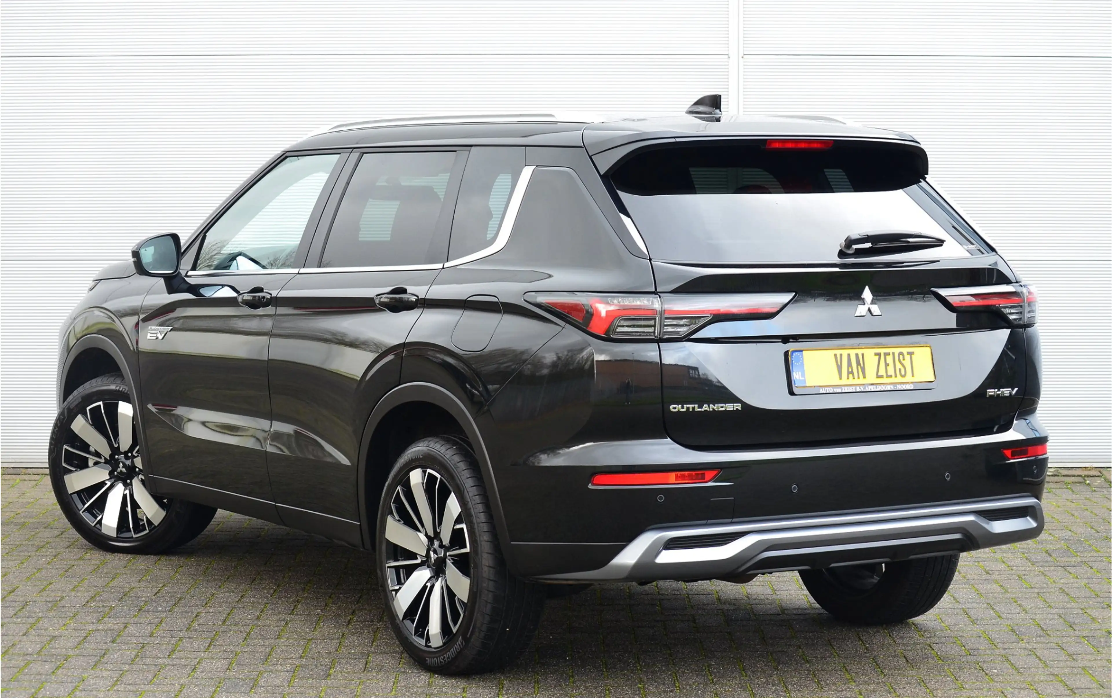 Mitsubishi Outlander PHEV 2.4 FIRST EDITION 4WD | PLUG IN HYBRID | SOH — photo 9