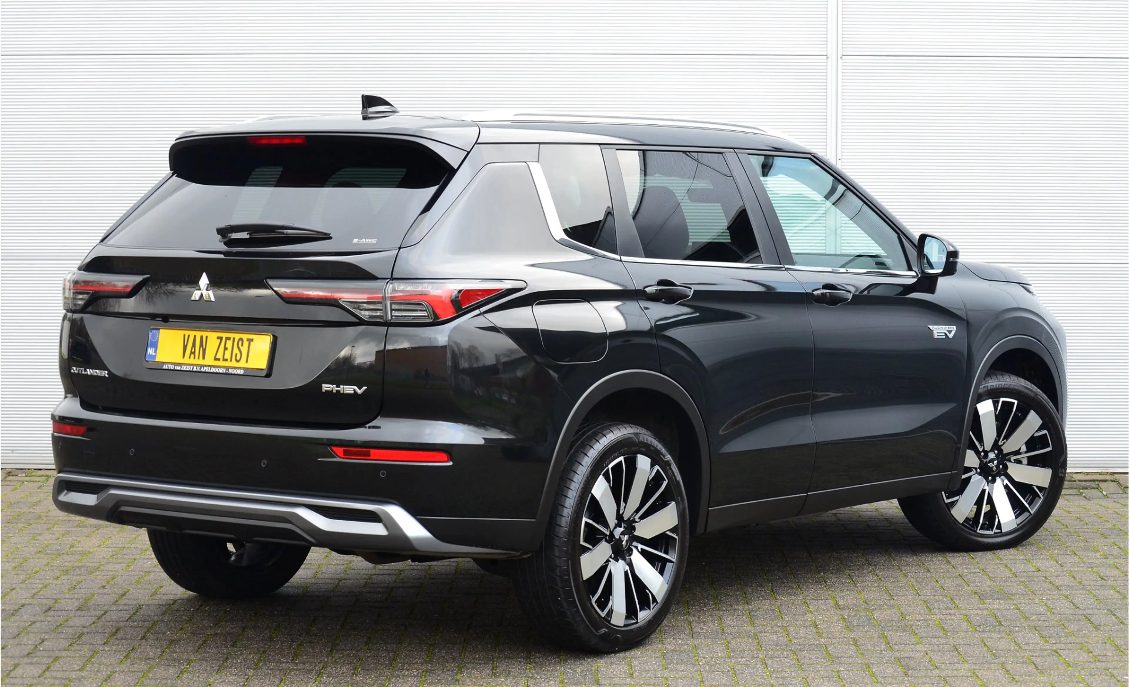 Mitsubishi Outlander PHEV 2.4 FIRST EDITION 4WD | PLUG IN HYBRID | SOH — photo 3