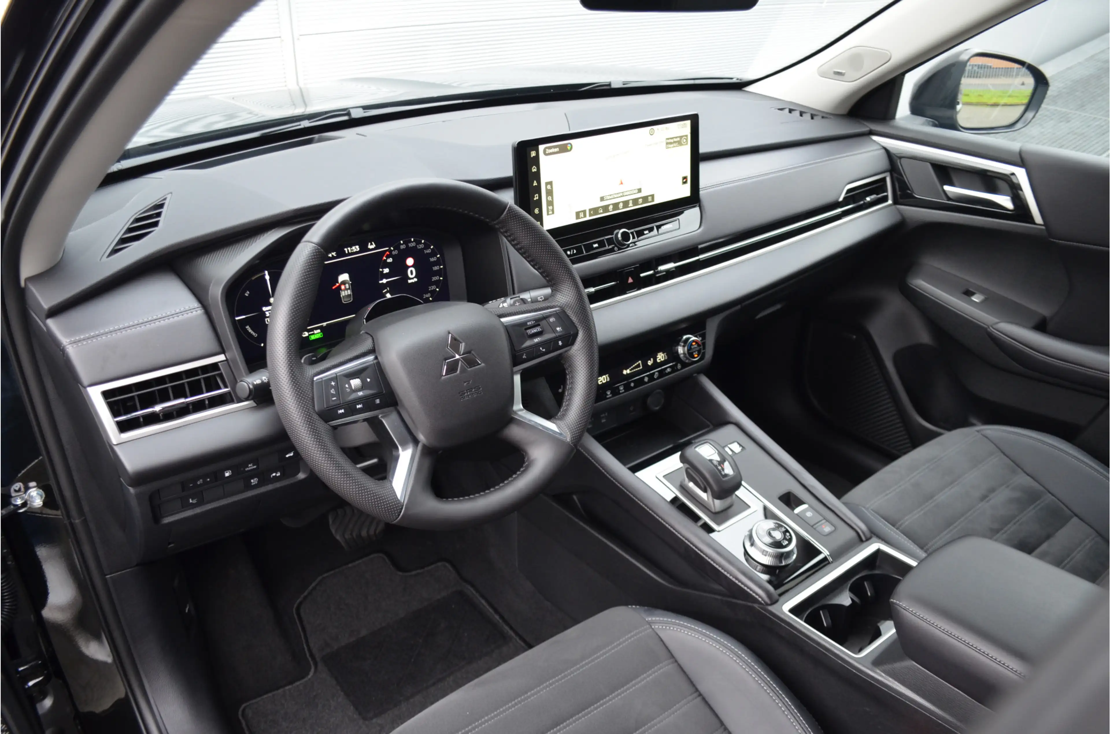 Mitsubishi Outlander PHEV 2.4 FIRST EDITION 4WD | PLUG IN HYBRID | SOH — photo 2