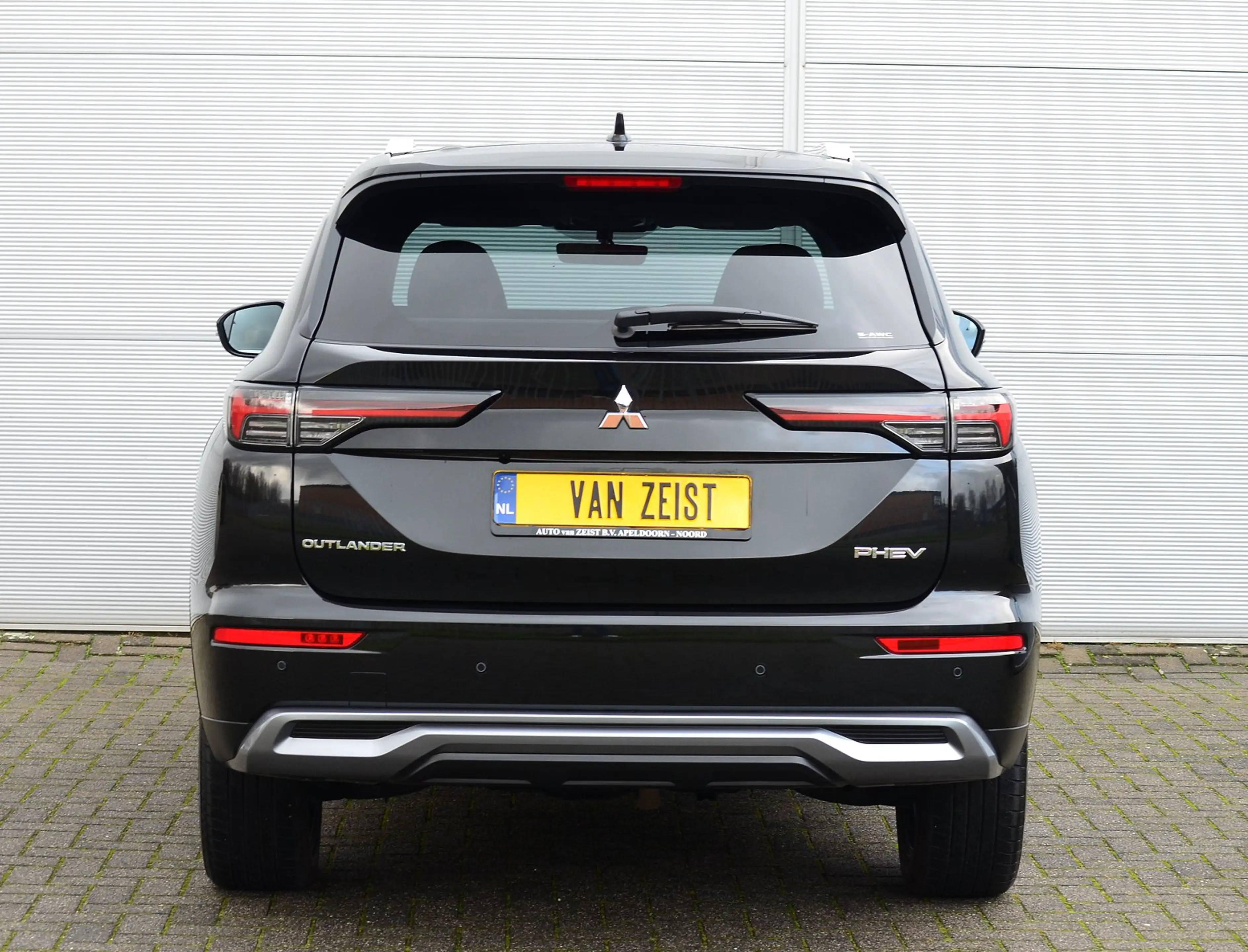 Mitsubishi Outlander PHEV 2.4 FIRST EDITION 4WD | PLUG IN HYBRID | SOH — photo 10