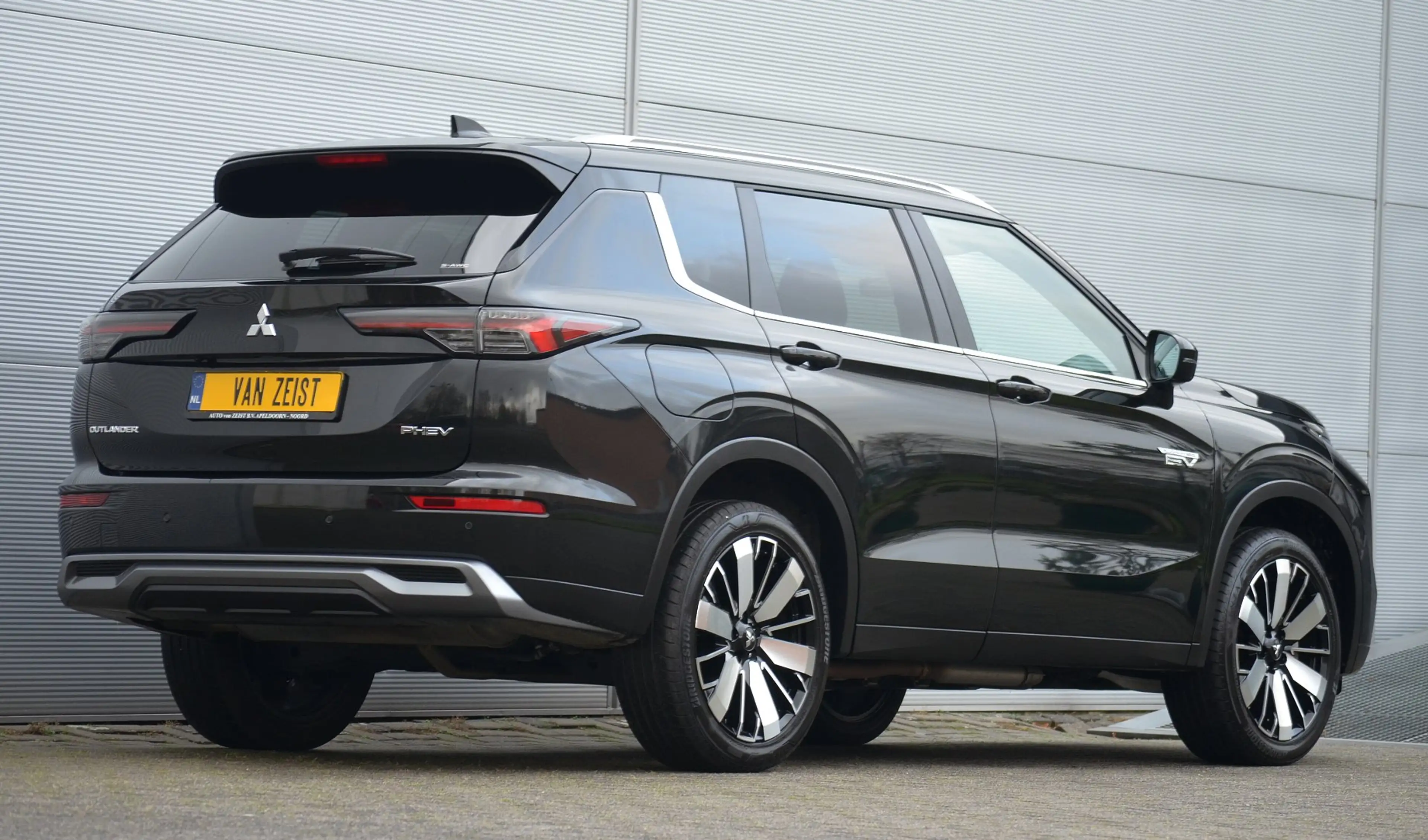 Mitsubishi Outlander PHEV 2.4 FIRST EDITION 4WD | PLUG IN HYBRID | SOH — photo 11