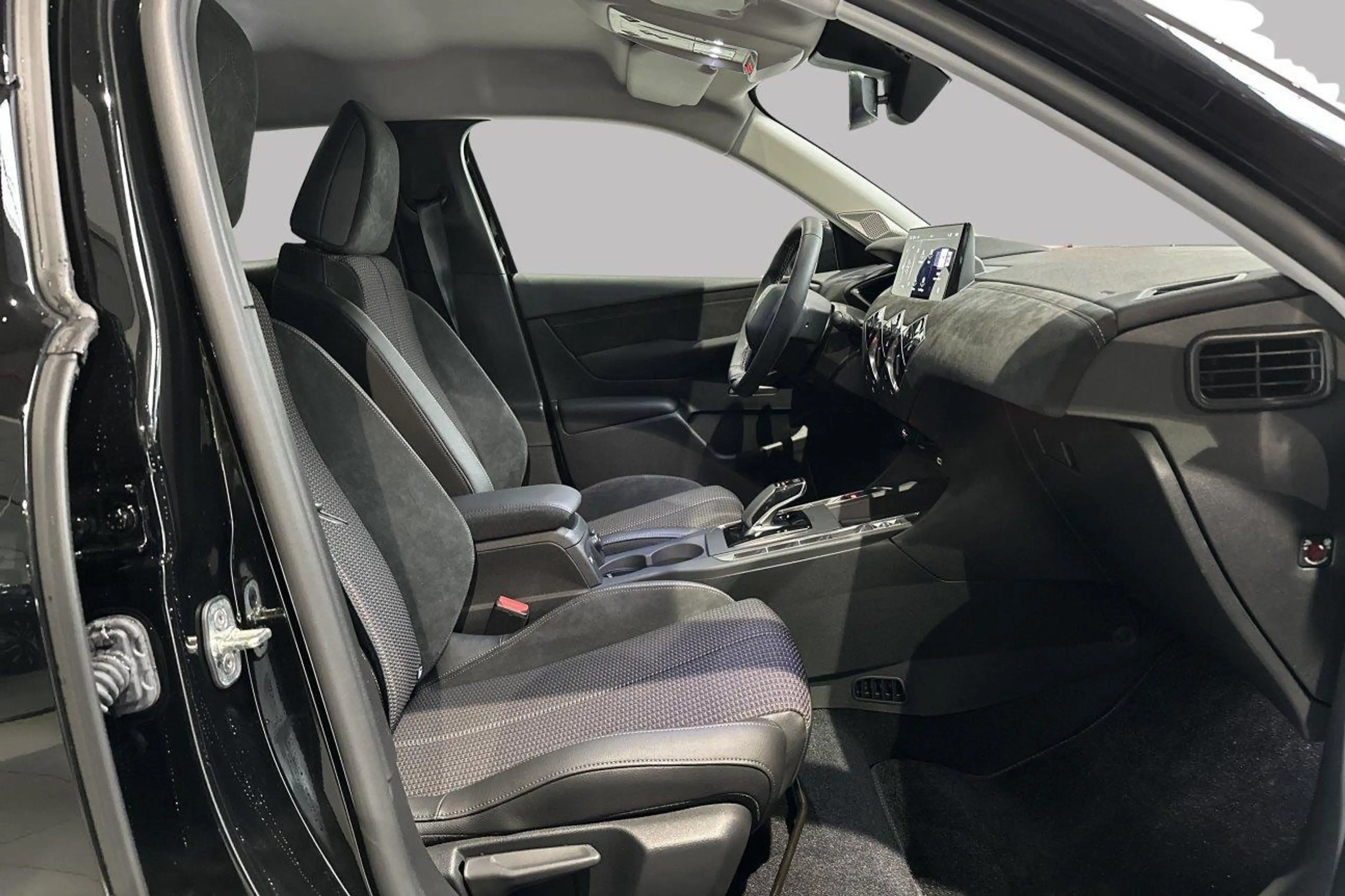 DS Automobiles DS 3 PERFORMANCE LINE E-TENSE — photo 8