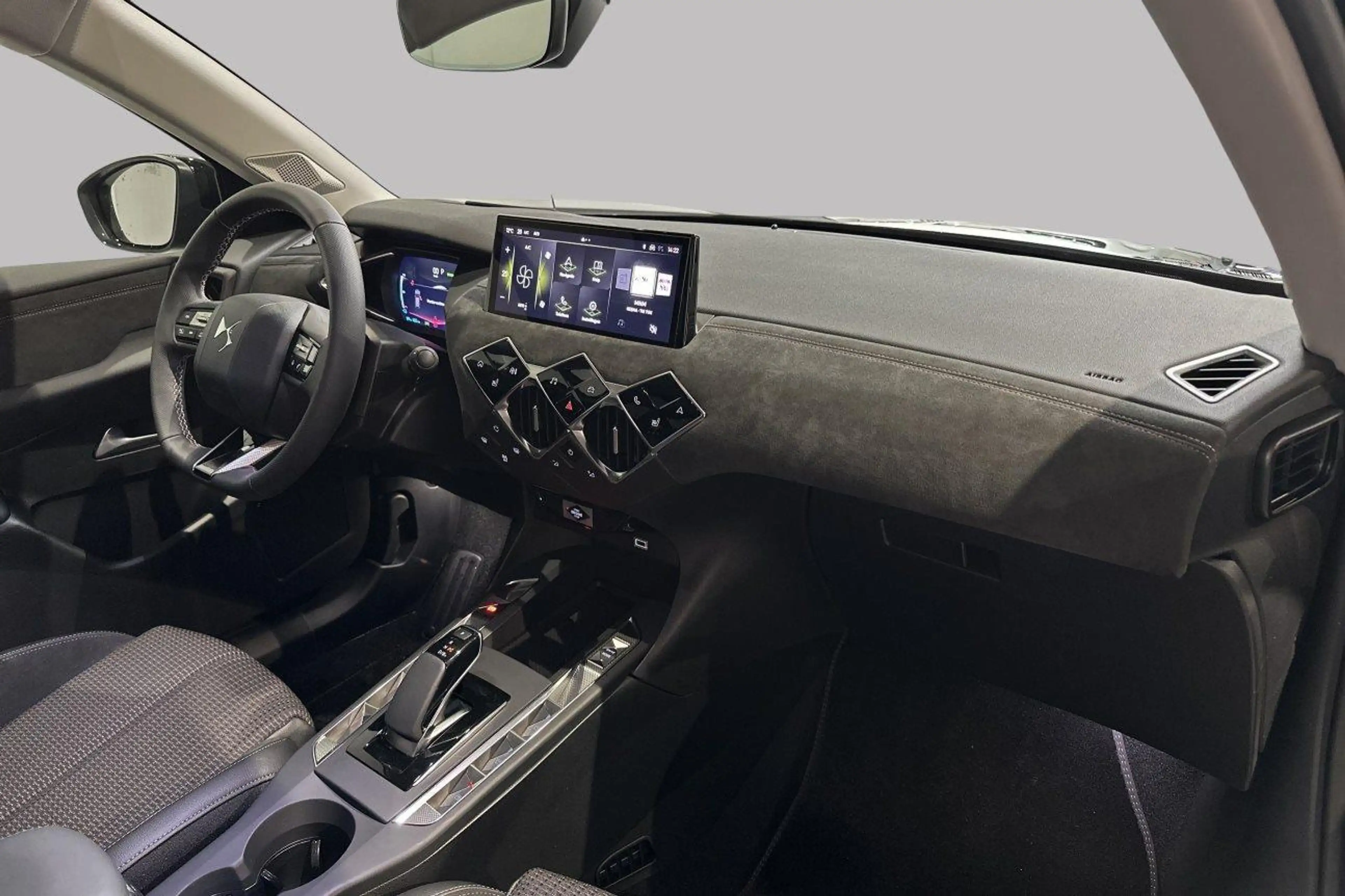 DS Automobiles DS 3 PERFORMANCE LINE E-TENSE — photo 2