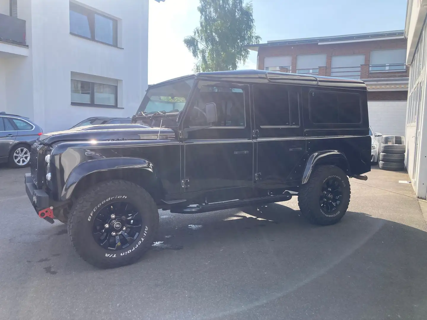Land Rover Defender 110 Station Wagon E Schwarz - 2