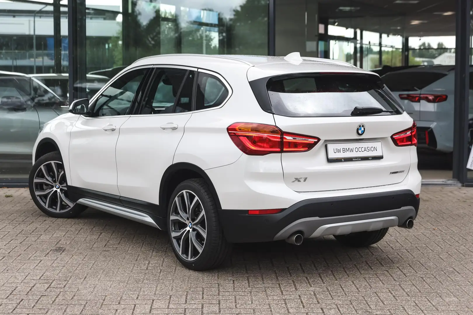 BMW X1 xDrive20i High Executive xLine Automaat / Sportsto Wit - 2