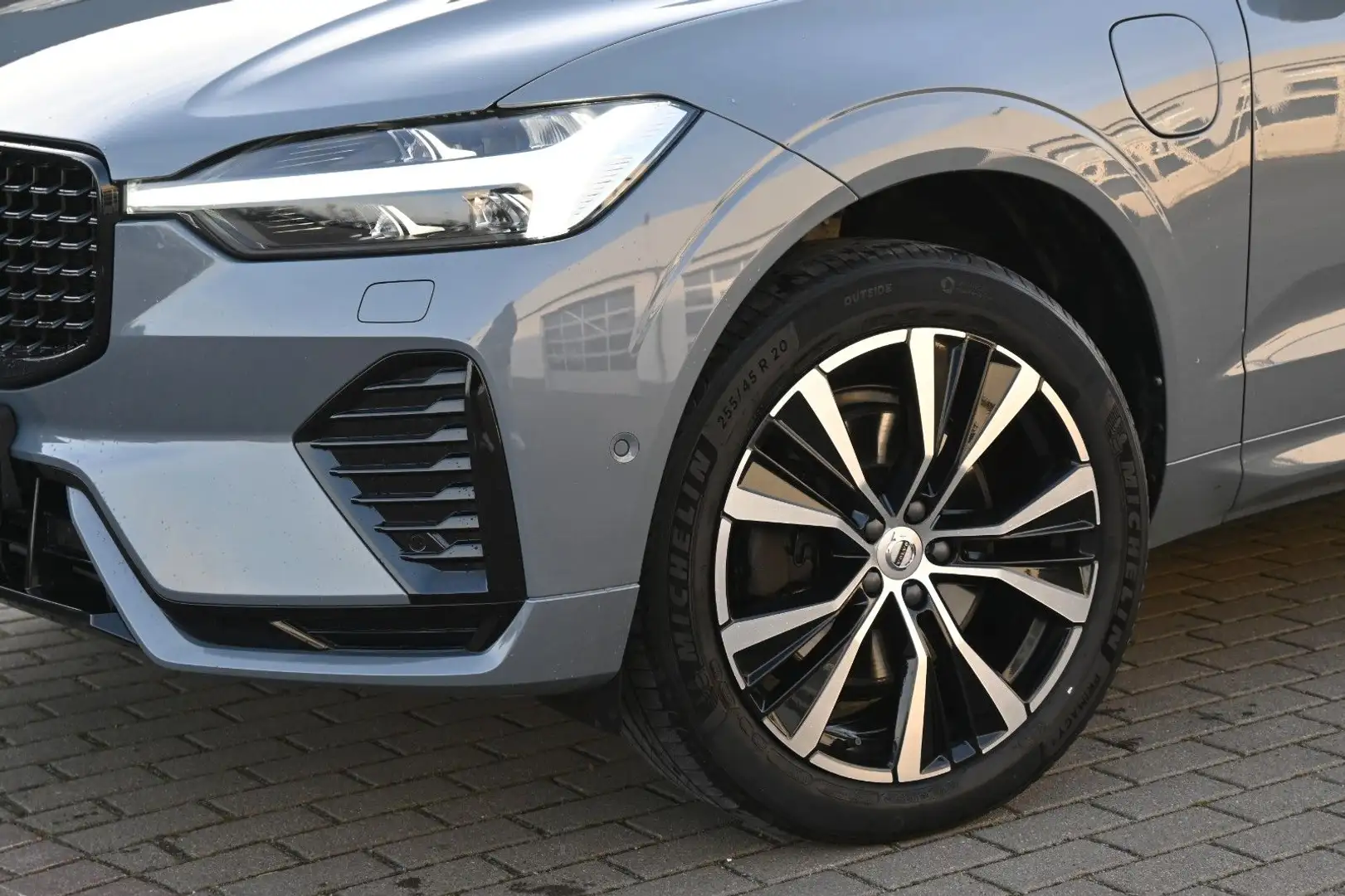 Volvo XC60 T8 Ultimate Dark AWD*AHK*360°*PANO* Grau - 2