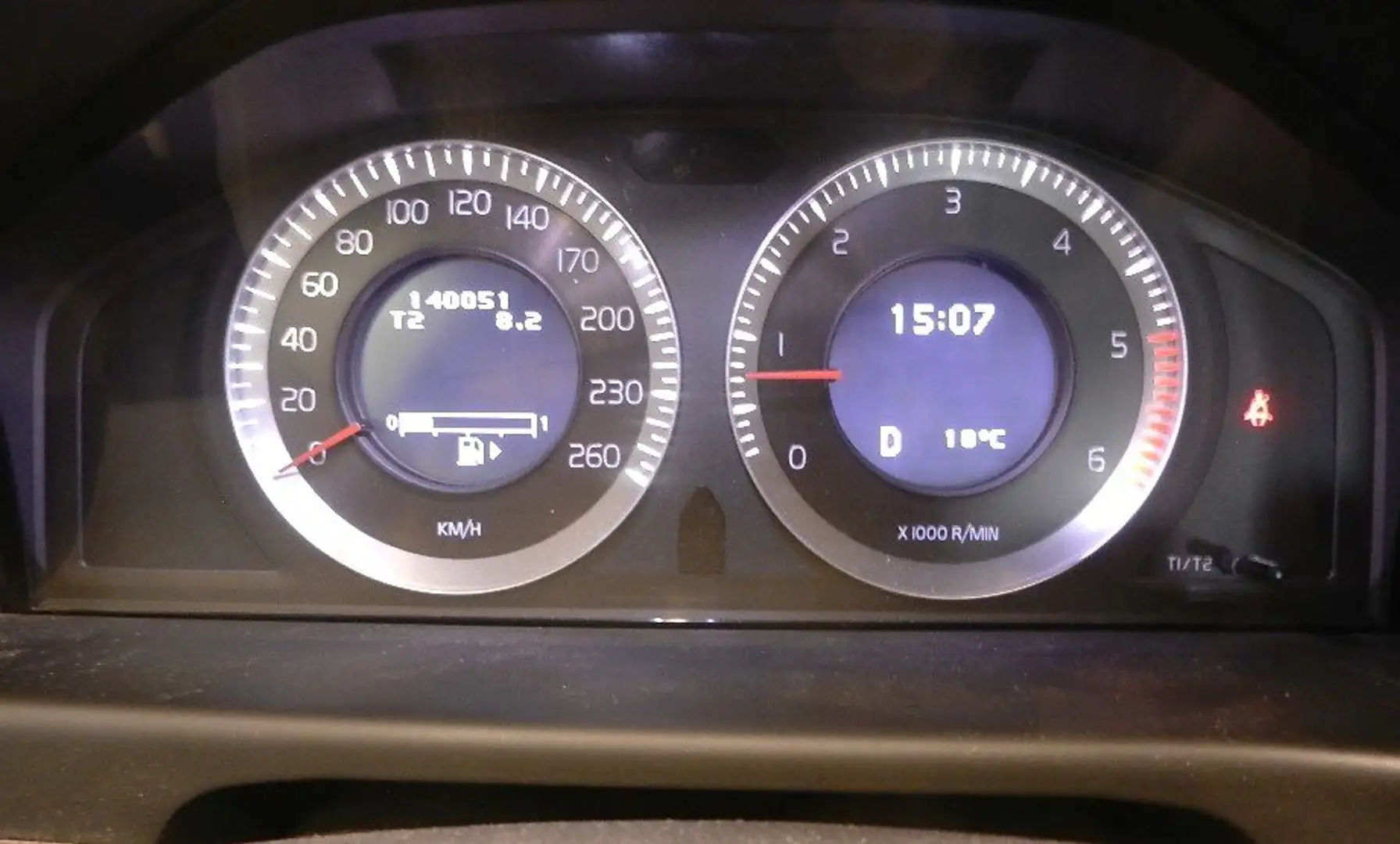 Volvo V70 D5 Zahnmen &TÜV/2.Hd /8 x Alufelgen+AHK / Navi Silber - 1