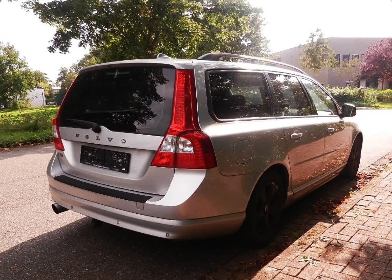 Volvo V70 D5 Zahnmen &TÜV/2.Hd /8 x Alufelgen+AHK / Navi Silber - 2