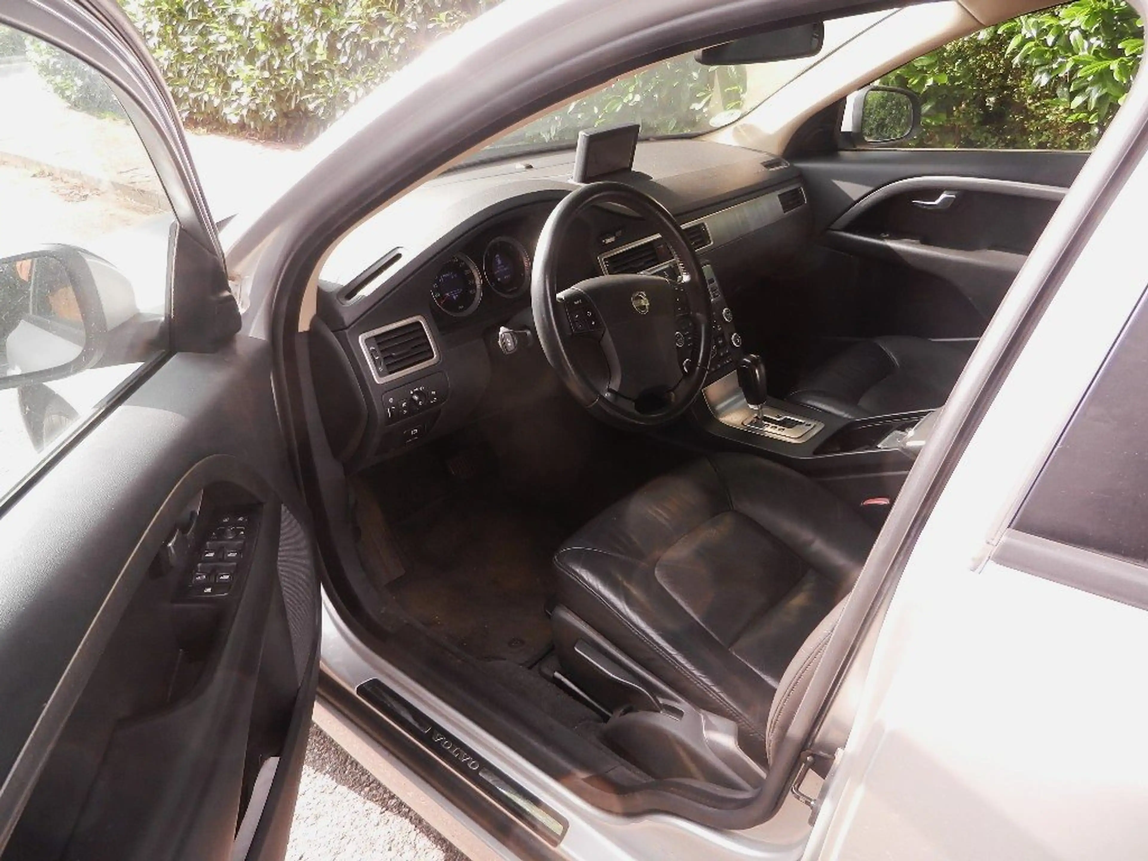 Volvo V70 D5 Zahnmen &TÜV/2.Hd /8 x Alufelgen+AHK / Navi — photo 4