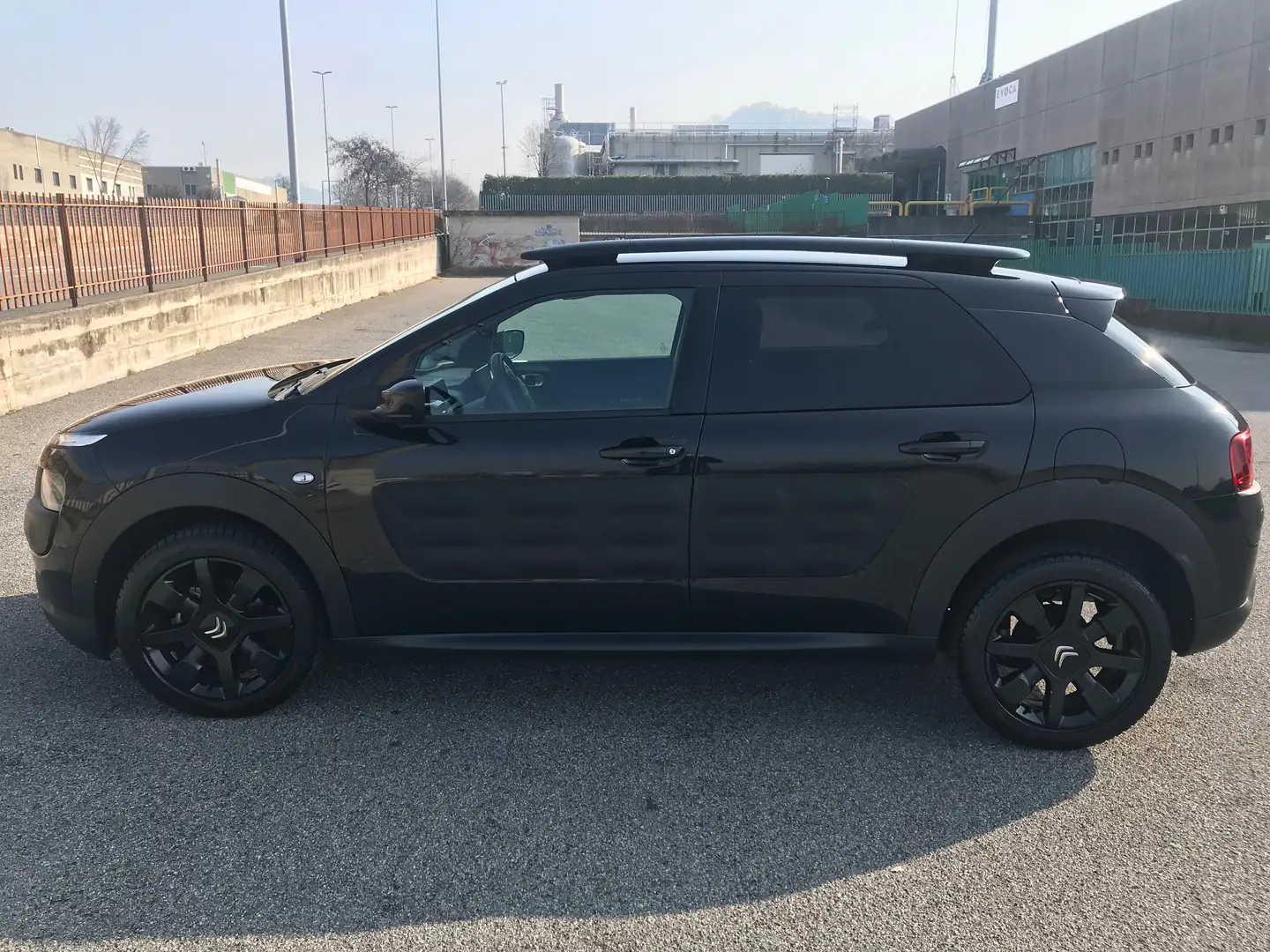 Citroen C4 C4 Cactus 2014 Cactus 1.2 puretech Shine s Schwarz - 2