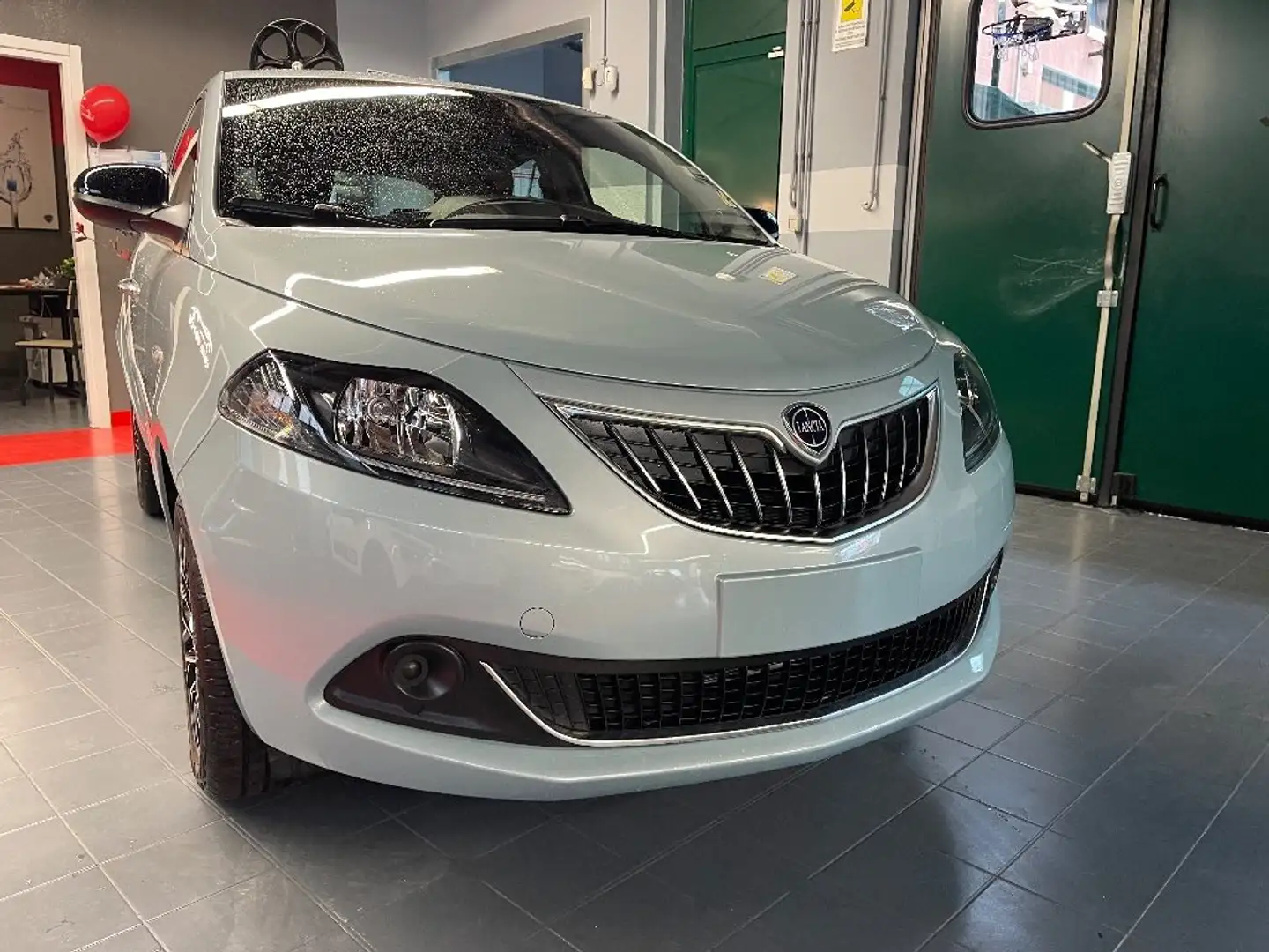 Lancia Ypsilon 1.0 FireFly 5 porte S&S Hybrid GOLD Grau - 2