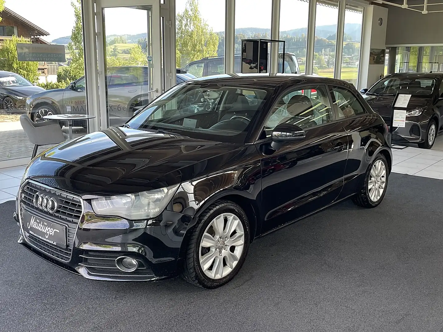 Audi A1 1,6 TDI Attraction Schwarz - 1