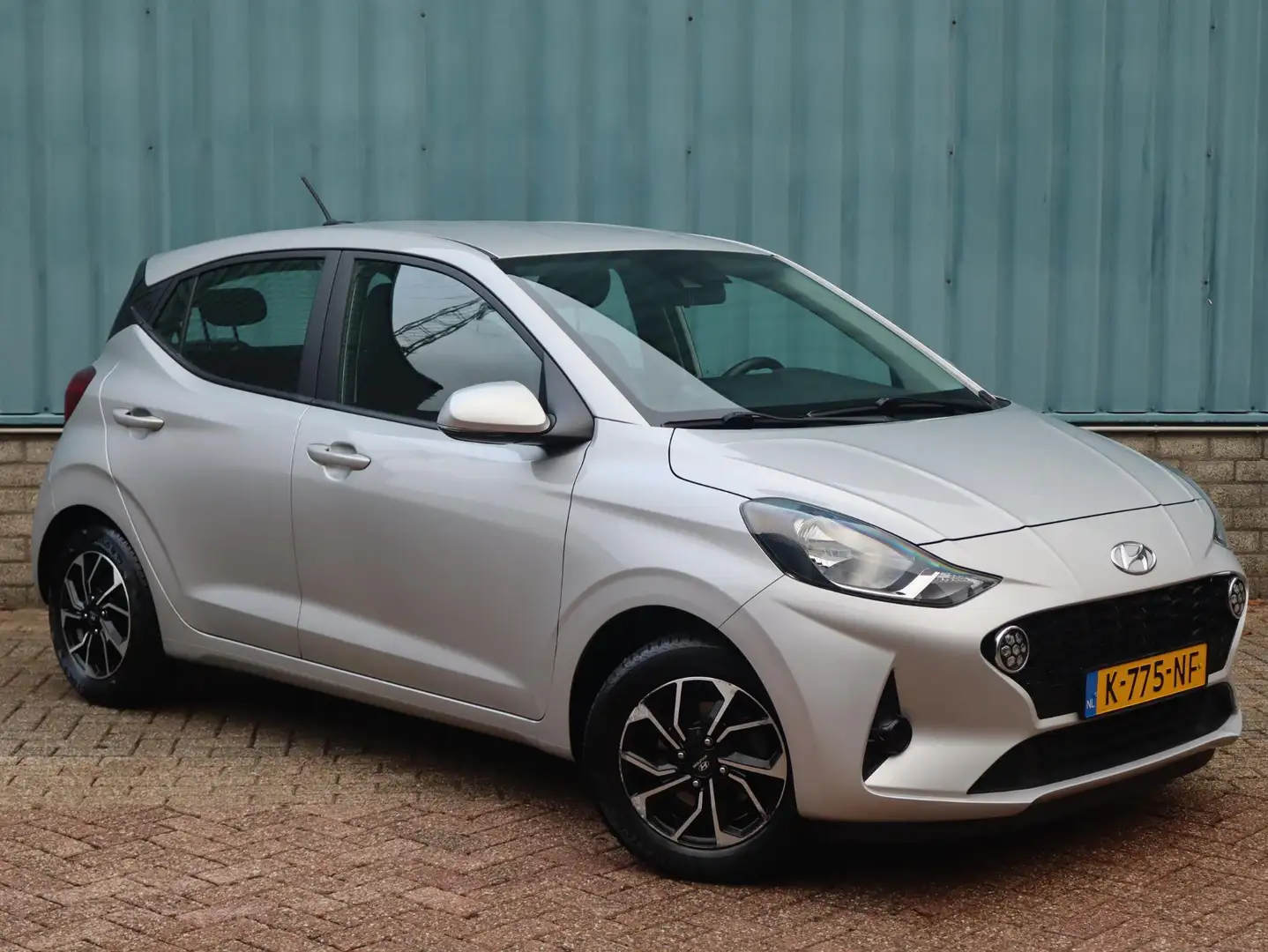 Hyundai i10 Comfort Smart 1.0 MPI 67pk | AIRCO | NAVI | CAMERA Grijs - 2