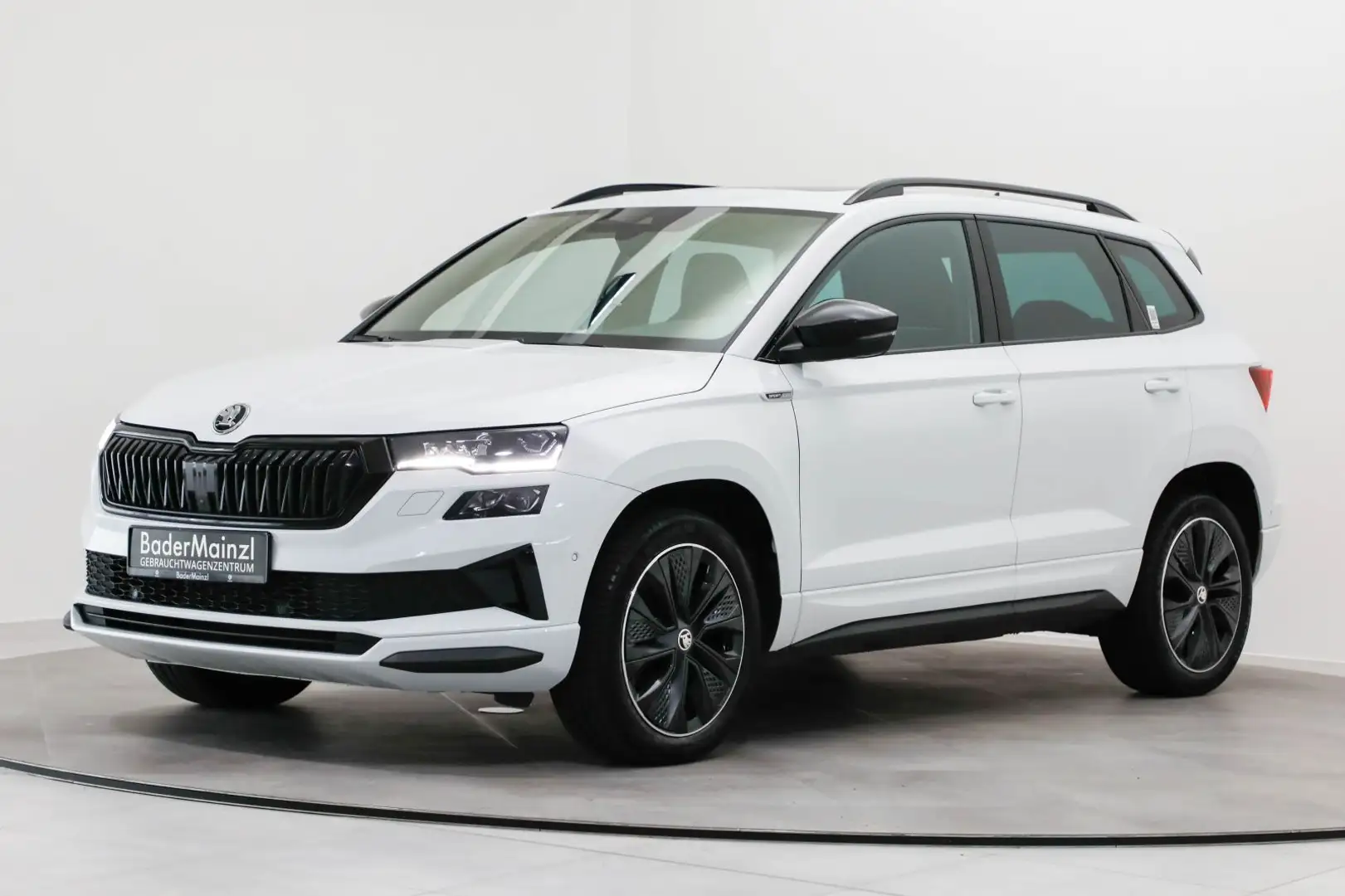 Skoda Karoq 1.5 TSI DSG Sportline AHK Pano Navi Matrix Weiß - 2