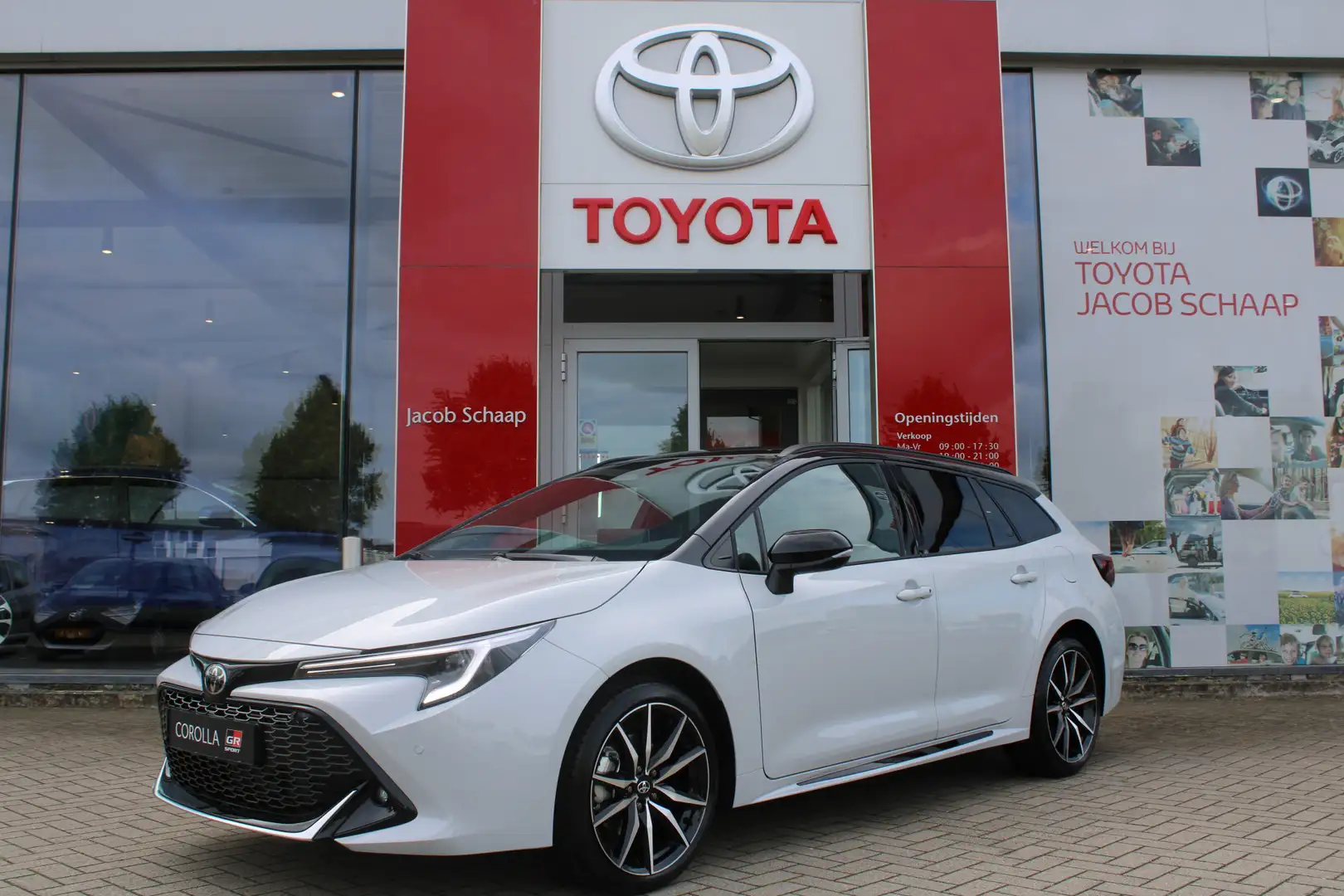 Toyota Corolla Touring Sports Hybrid 200 GR Sport Plus Automaat 1 Gris - 1