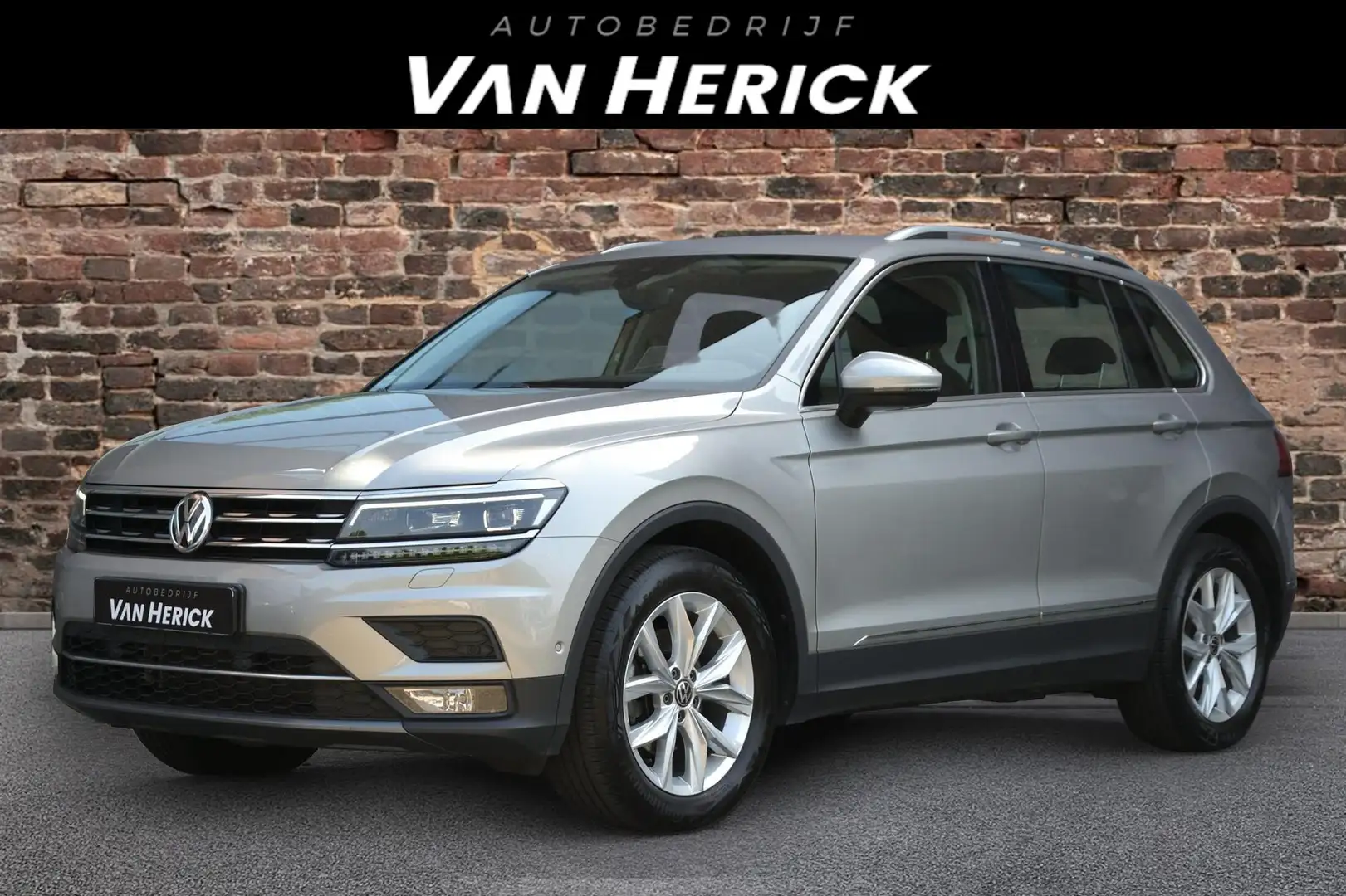 Volkswagen Tiguan 1.5 TSI ACT Highline Automaat | Wegklapbare trekha Grijs - 1
