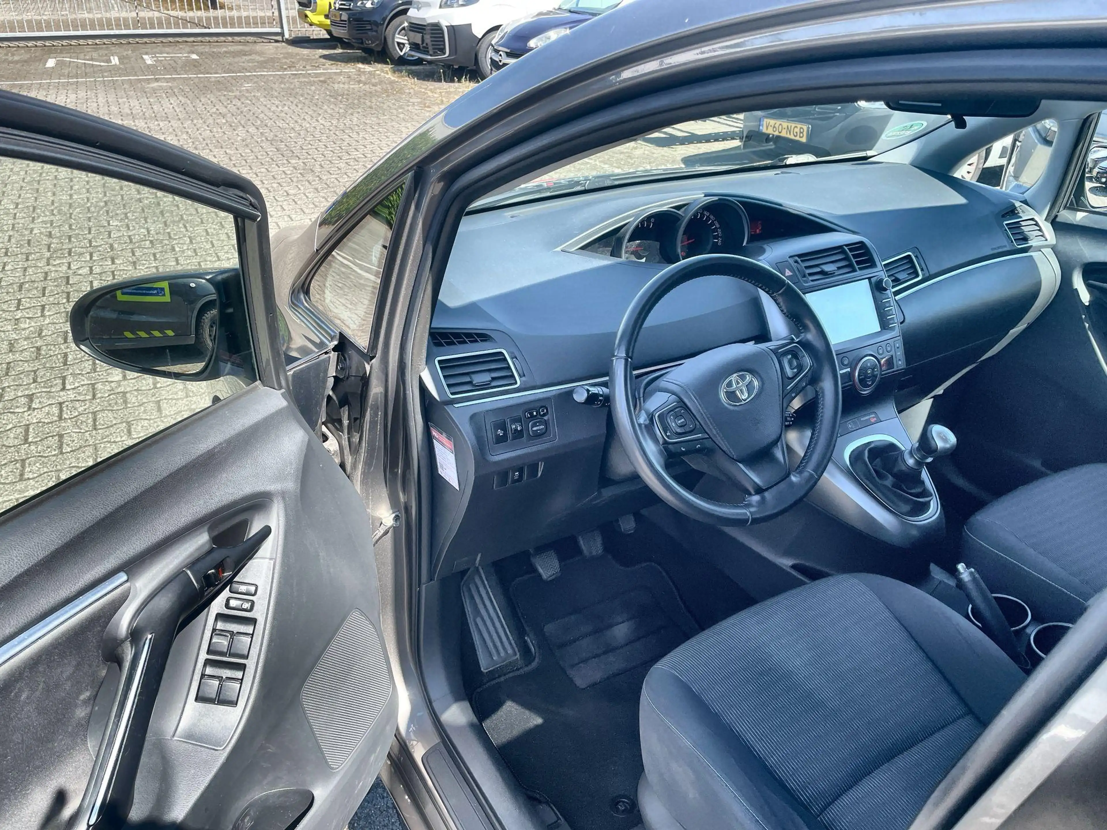 Toyota Verso 1.8 VVT-i Aspiration — photo 15