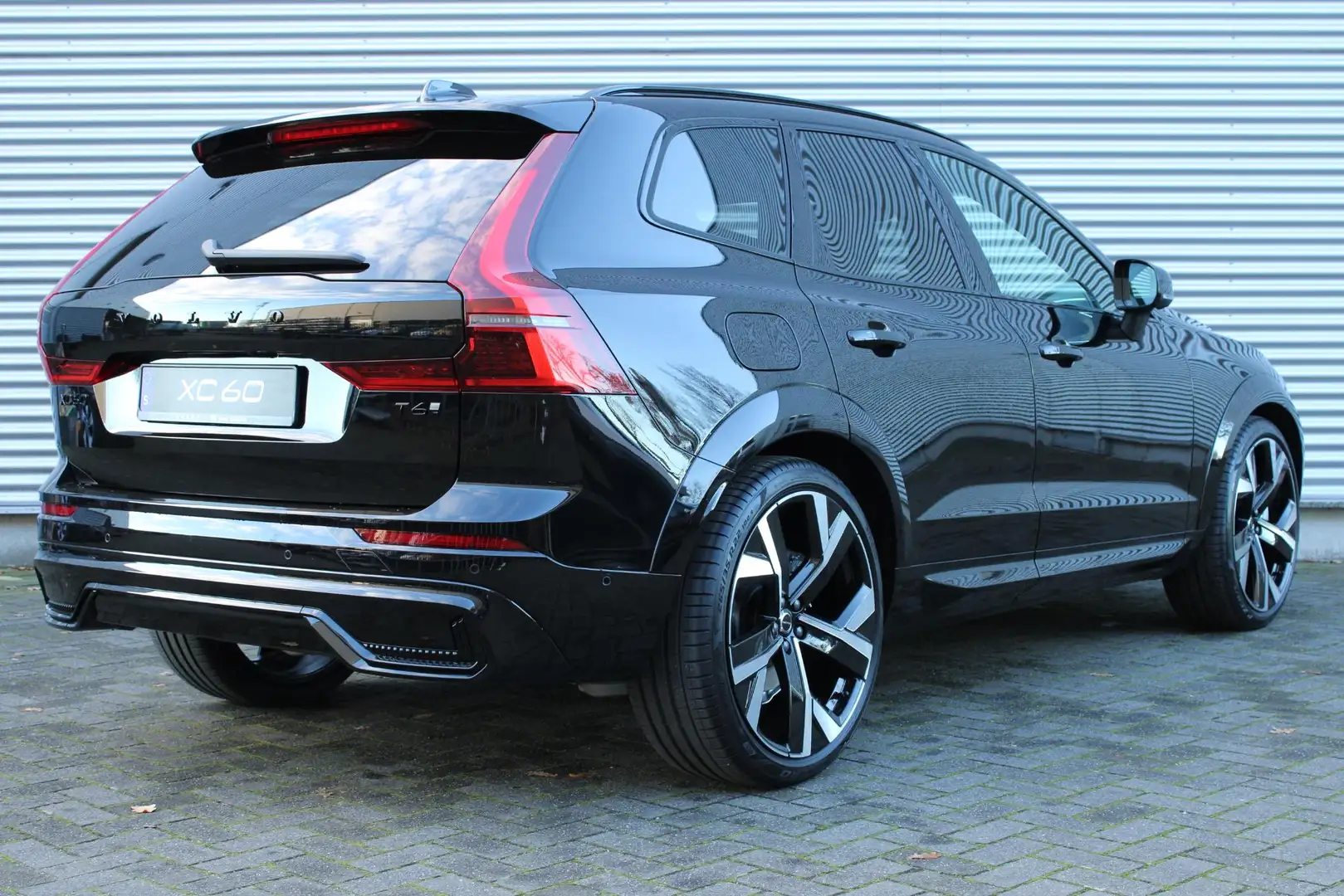 Volvo XC60 2.0 T6 Plug-in hybrid AWD Plus Black Edition | Lic Noir - 2