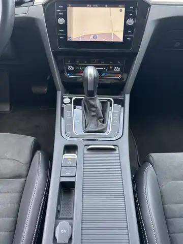 Volkswagen Passat view 17