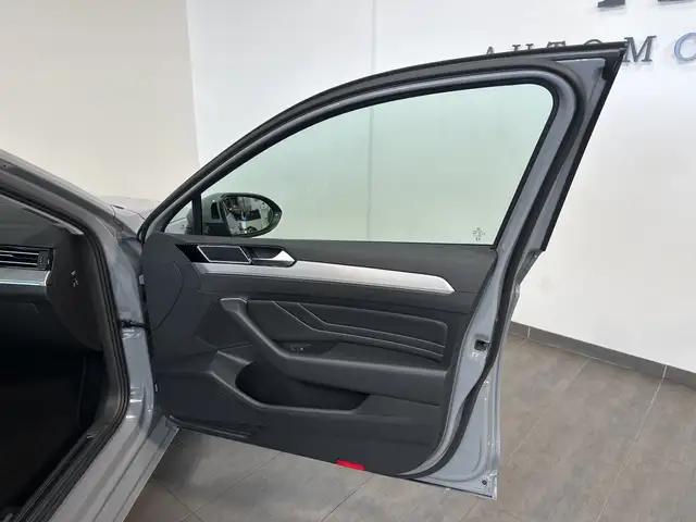 Volkswagen Passat view 7