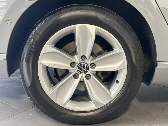 Volkswagen Passat view 3